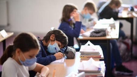 Garde d’enfant : les parents salariés non-vaccinés indemnisés ? le gouvernement veut « régulariser »