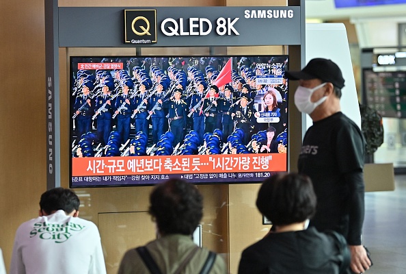 Les gens regardent un programme d'information sur un défilé marquant le 73e anniversaire de la fondation de la Corée du Nord, organisé à Pyongyang, dans une gare de Séoul le 9 septembre 2021. Photo de Jung Yeon-je / AFP via Getty Images.