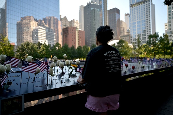-Des drapeaux et des fleurs ornent le Mémorial national du 11 septembre lors de la cérémonie commémorant le 20e anniversaire des attentats du 11 septembre contre le World Trade Center, à New York, le 11 septembre 2021. Photo Ed JONES/AFP via Getty Images.