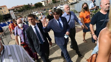 Carles Puigdemont prend un bain de foule en Sardaigne catalane après sa libération