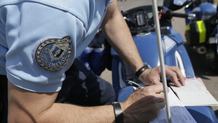 Il passe son permis à 8h30, achète une voiture et est arrêté par les gendarmes à 16h30