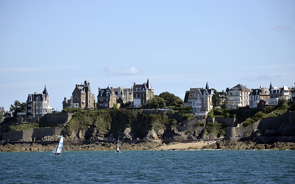 Quelques grandes villas typiques de Dinard (Ille-et-Vilaine). (MIGUEL MEDINA/AFP via Getty Images)