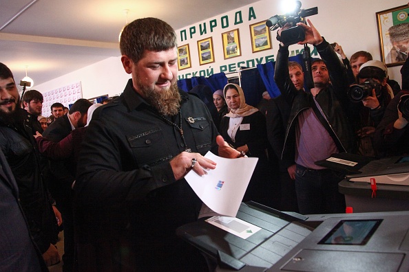 -Le chef de la Tchétchénie, Ramzan Kadyrov, vote lors de l'élection législative. Photo STR/AFP via Getty Images.