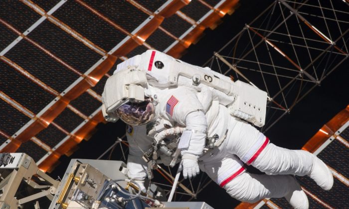 L'astronaute de la NASA Andrew Feustel pendant une sortie dans l'espace de six heures et 19 minutes à l'extérieur de la Station spatiale internationale. (NASA)