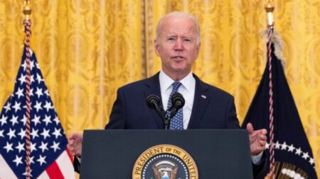 Joe Biden envisage d’exiger des vaccins ou des tests hebdomadaires pour 80 millions de travailleurs du secteur privé