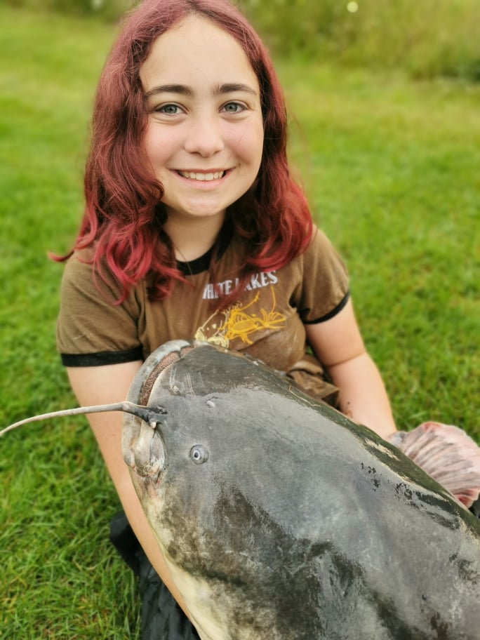 Une Jeune Fille Britannique De Ans P Che Un Norme Silure De Kg Bien Plus Gros Quelle