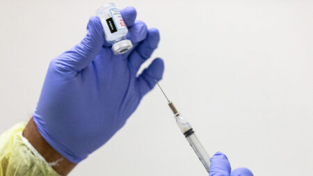 Obligation vaccinale dans la Loire : trois agents hospitaliers non vaccinés réintégrés
