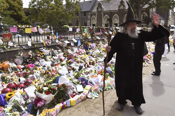 -Ian Brackenbury Channell, connu sous le nom de Magicien de Nouvelle-Zélande, salue un mémorial au Jardin botanique de Christchurch le 21 mars 2019. Photo WILLIAM WEST/AFP via Getty Images.