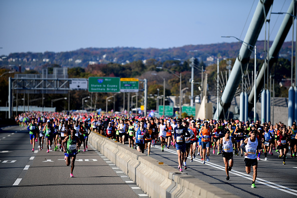 Des participants au TCS New York City Marathon courent sur le pont Verrazzano au départ de la course, le 03 novembre 2019 dans l'arrondissement de Staten Island, à New York. (Photo : Emilee Chinn/Getty Images)
