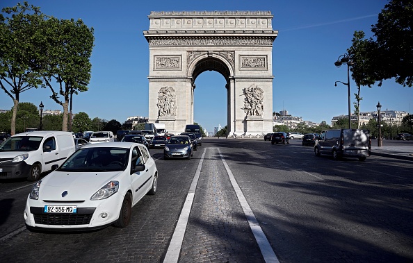 Avenue des Champs-Élysées avec la place de l'Étoile et l'Arc de Triomphe en arrière-plan (THOMAS COEX/AFP via Getty Images)