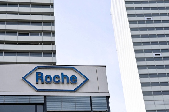 Une photo montre le siège du géant pharmaceutique suisse Roche à Bâle, le 28 septembre 2021. - Fondée par Fritz Hoffmann-La Roche en 1896, Roche emploie aujourd'hui plus de 100 000 personnes et réalise un chiffre d'affaires annuel de près de 60 milliards de francs suisses, devenant ainsi l'un des plus grands groupes pharmaceutiques du monde. (Photo : SEBASTIEN BOZON/AFP via Getty Images)