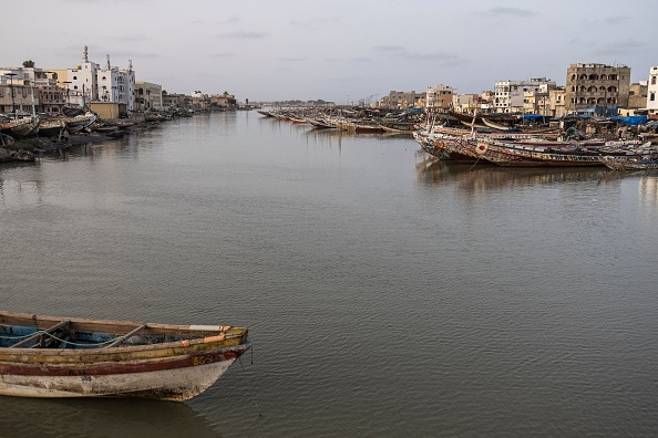 Des bateaux de pêche bordent la voie navigable entre l'île de Saint Louis et le quartier populaire de pêcheurs de Guet Ndar à Saint Louis le 10 août 2021. Photo JOHN WESSELS / AFP via Getty Images.