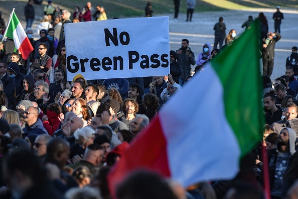 Manifestation contre le "pass vert" le 15 octobre 2021 au Circo Massimo à Rome. (Photo : TIZIANA FABI/AFP via Getty Images)