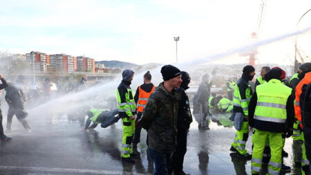 Italie : accrochages entre la police et des milliers de manifestants contre le pass devenu obligatoire sur tous les lieux de travail