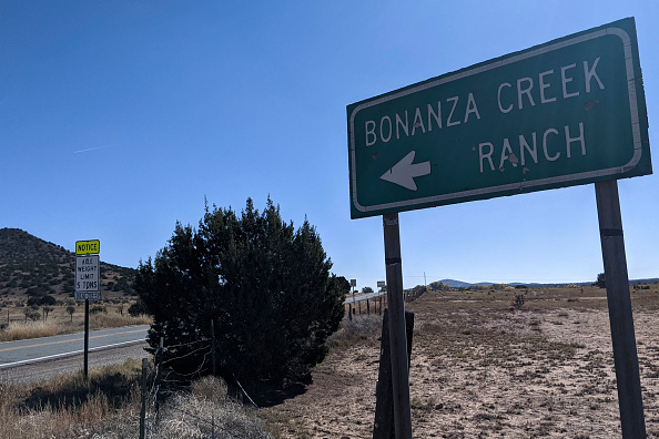 Un panneau indique le Bonanza Creek Ranch à Santa Fe, Nouveau-Mexique, le 22 octobre 2021. Le 22 octobre 2021, l'acteur Alec Baldwin a été au centre d'une enquête sur une tragédie mortelle survenue sur le plateau de tournage, après que l'acteur a tiré un pistolet d'appoint qui a tué un directeur de la photographie et blessé le réalisateur d'un western qu'il tournait dans le ranch. (Photo : ANNE LEBRETON/AFP via Getty Images)