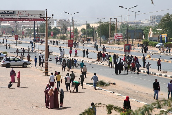 Des manifestants soudanais se rassemblent dans la capitale Khartoum, le 25 octobre 2021, pour dénoncer les détentions  faites par l'armée de membres du gouvernement soudanais. Photo by -/AFP via Getty Images.