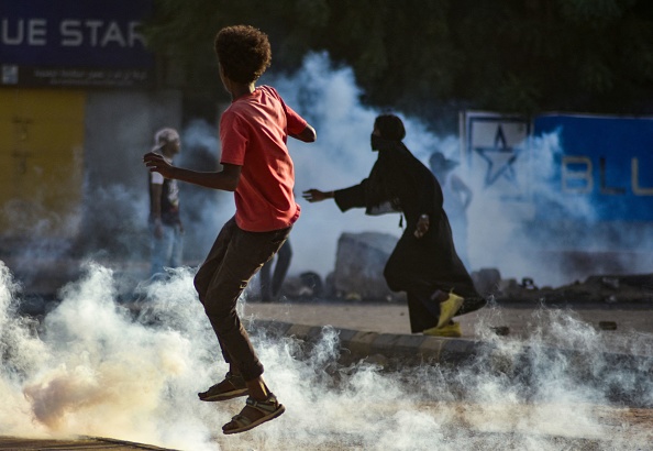 Des jeunes soudanais affrontent les forces de sécurité qui utilisent des gaz lacrymogènes pour disperser les manifestants dans la capitale Khartoum, le 27 octobre 2021. Photo de -/AFP via Getty Images.