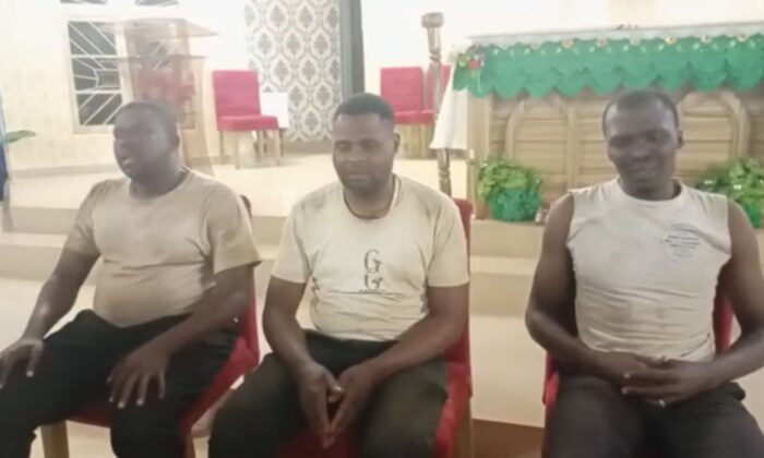 Trois séminaristes à l'Institut catholique et Séminaire de St Albert le Grand à Kaduna, au Nigéria, juste après leur libération par des kidnappeurs le 14 octobre 2021. (Capture d'écran de la vidéo publiée par l'Institut St. Albert the Great/Epoch Times)