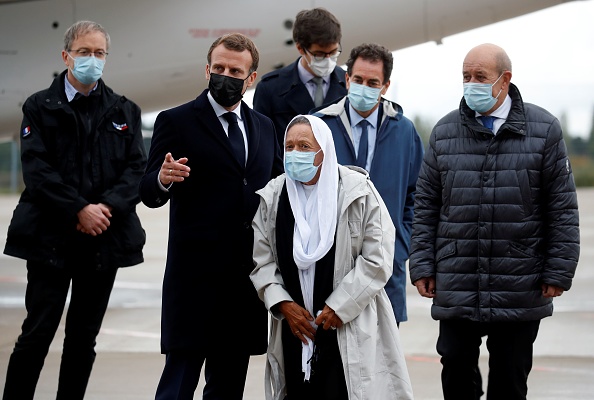 Le président français Emmanuel Macron accueille la travailleuse humanitaire française Sophie Petronin.  (GONZALO FUENTES/POOL/AFP via Getty Images)