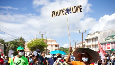 Guadeloupe : incidents pendant le premier jour de grève générale illimitée contre les mesures sanitaires