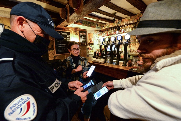 l’État promet déjà plus de contrôles de police dans les établissements soumis au pass sanitaire.
(Photo JEAN-FRANCOIS MONIER/AFP via Getty Images)