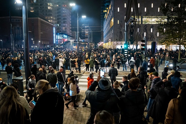 -Des personnes participent à une manifestation contre un verrouillage partiel du coronavirus et contre la politique gouvernementale le 19 novembre 2021 à Rotterdam. Photo de Killian LINDENBURG / ANP / AFP via Getty Images.