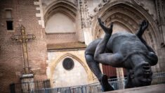 Un géant quasi nu face à la cathédrale de Toulouse fait polémique