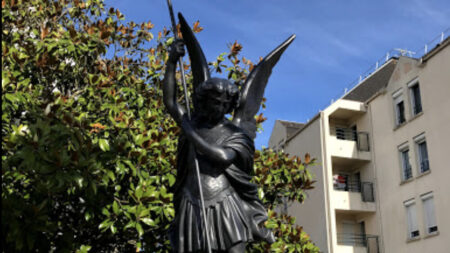 Sables-d’Olonne : les pétitions contre le déboulonnage de la statue de Saint-Michel se multiplient