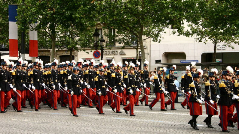 Des Saint-Cyriens défilent un 14 juillet sur les Champs élysées à Paris. (Crédit : Adrien Marquette)