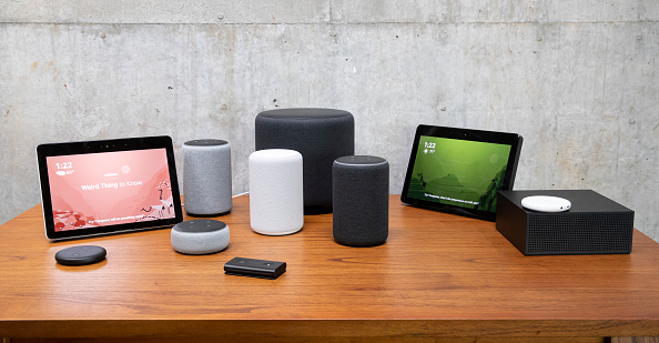 Un assortiment d'appareils compatibles compatibles avec l'assistant d'Amazon Alexa. (Stephen Brashear/Getty Images)
