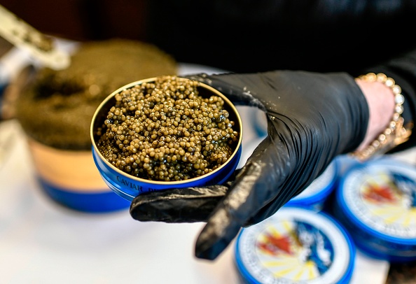 -Un vendeur du magasin d'alimentation de luxe Petrossian met du caviar dans une boîte le 27 décembre 2019 à Paris. Photo de STEPHANE DE SAKUTIN / AFP via Getty Images.