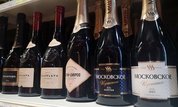 -Des bouteilles de "Champagne" russe sont vues dans une petite boutique du centre de Moscou le 3 juillet 2021. Les législateurs russes ont adopté une loi stipulant que le mot "champagne" ne peut être appliqué qu'au vin produit en Russie. Photo d'Alexander NEMENOV / AFP via Getty Images.