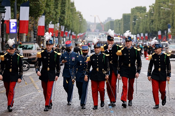 Des élèves de l'école militaire spéciale de Saint-Cyr (LUDOVIC MARIN/AFP via Getty Images)