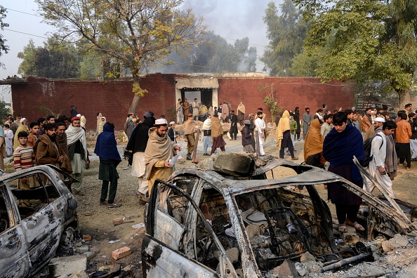 -Illustration- Des manifestants se rassemblent dans un poste de police pour exiger que les agents remettent un homme accusé d'avoir brûlé le Coran, au Pakistan. Photo par Abdul MAJEED / AFP via Getty Images.