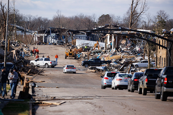 Vue générale des structures endommagées par une tornade le 11 décembre 2021 à Mayfield, Kentucky. De multiples tornades ont déchiré certaines parties du bas-Midwest tard dans la nuit de vendredi à samedi, laissant un large chemin de destruction et faisant de nombreux morts. (Photo : Brett Carlsen/Getty Images)