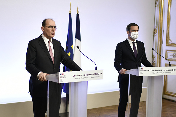 Le Premier ministre français Jean Castex (à gauche), entouré du ministre français de la Santé Olivier Veran (à droite), lors d'une conférence de presse à l'Hôtel de Matignon à Paris, le 27 décembre 2021.  (STEPHANE DE SAKUTIN/AFP via Getty Images)