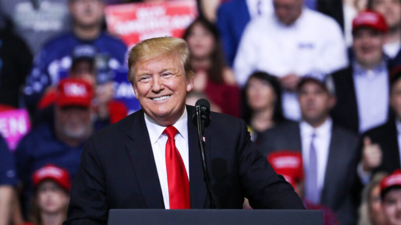 Alors président, Donald Trump, sourit lors d'un rassemblement MAGA ("Make America Great Again") à Grand Rapids, dans le Michigan, le 28 mars 2019. (Charlotte Cuthbertson/The Epoch Times)