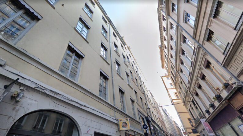 C'est dans cet immeuble du centre-ville de Lyon qu'une grenade lacrymogène a atterrit en marge d'une manifestation contre le passe vaccinal le 8 janvier. (Capture d'écran/Google Maps)