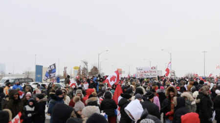 Passage du Convoi de la liberté au nord de Toronto : des milliers de personnes venues soutenir les camionneurs