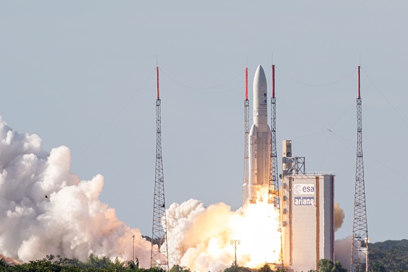 -Illustration à Kourou- Ariane 6 décollera de sa rampe de lancement à Kourou, au Centre spatial européen en Guyane française, commencera ces essais. Photo par jody amiet / AFP via Getty Images.