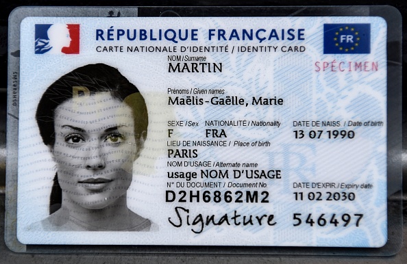 La nouvelle carte d'identité bilingue qui est entrée en vigueur le 2 août 2021. (FRANCOIS LO PRESTI/AFP via Getty Images)