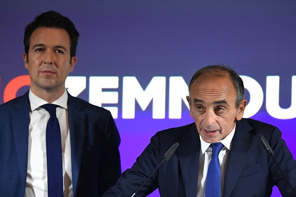 Eric Zemmour, à côté du directeur de la campagne électorale de Reconquete ! Guillaume Peltier, à Paris le 10 janvier 2022. (BERTRAND GUAY/AFP via Getty Images)