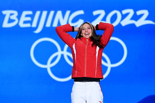 -La médaillée d'or chinoise Gu Ailing Eileen pendant la cérémonie de victoire en ski acrobatique à Pékin le 8 février 2022. Photo de MANAN VATSYAYANA/AFP via Getty Images.