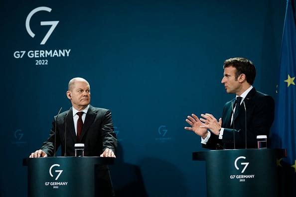 Le chancelier allemand Olaf Scholz et le président français Emmanuel Macron lors d'une conférence de presse conjointe avec le président polonais, le 8 février 2022 à Berlin. Photo Thibault Camus / POOL / AFP via Getty Images.