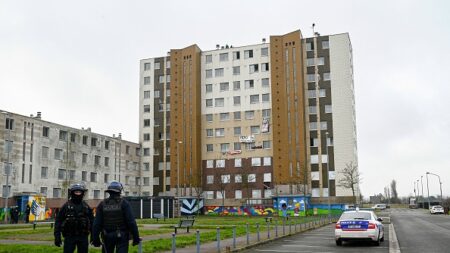 Calais : opération de police pour expulser des militants anti-frontières d’un immeuble occupé