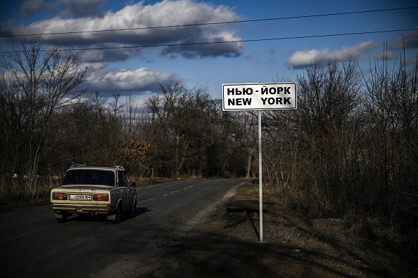 Une voiture se dirige vers la ville ukrainienne de New York, le 20 février 2022. Photo par Aris MESSINIS/AFP via Getty Images.