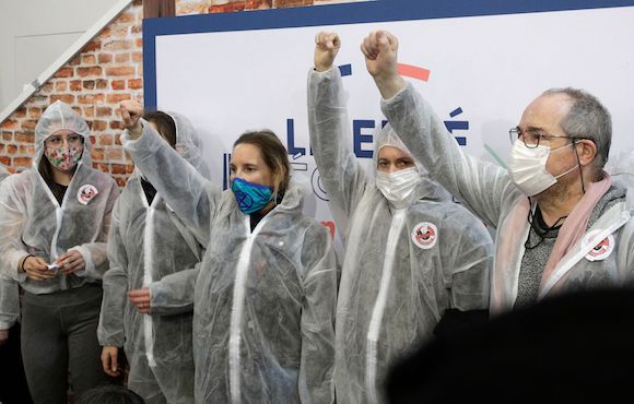 Des militants du mouvement écologique mondial Extinction Rebellion lors d'une action de protestation sur le stand de la FNSEA au Salon de l'agriculture à Paris pour dénoncer ses vues "productivistes". (Photo : GEOFFROY VAN DER HASSELT/AFP via Getty Images)
