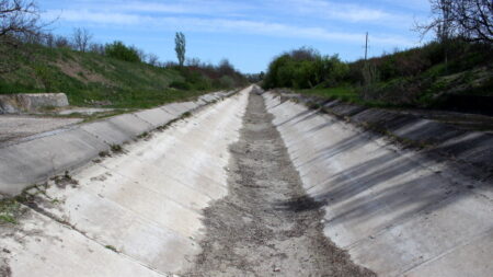 Ukraine: Moscou prend le contrôle d’un canal clé pour approvisionner en eau la Crimée