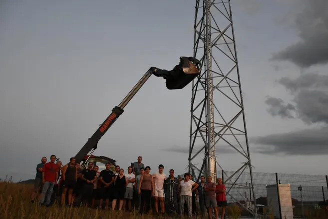 Les agriculteurs du Gaec des Coupets, à Mazeyrat-d'Allier, continuent de recevoir des soutiens après la "perte d'une trentaine de bêtes" depuis la mise en service d'une antenne 4G, à 250 mètres de leur exploitation. Dans un communiqué de presse, l'association des maires de Haute-Loire apporte son soutien au maire Philippe Molherat. (crédit photo: Facebook- la ruche)