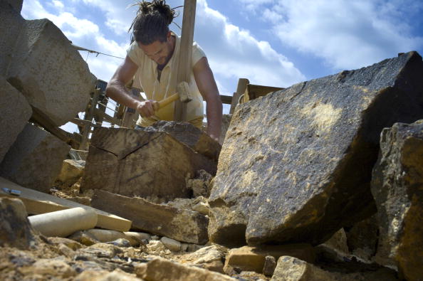 "Guédelon, c'est le rêve de tout tailleur de pierre!", selon Florian Renucci, maître d'œuvre du site. (JEFF PACHOUD/AFP via Getty Images)